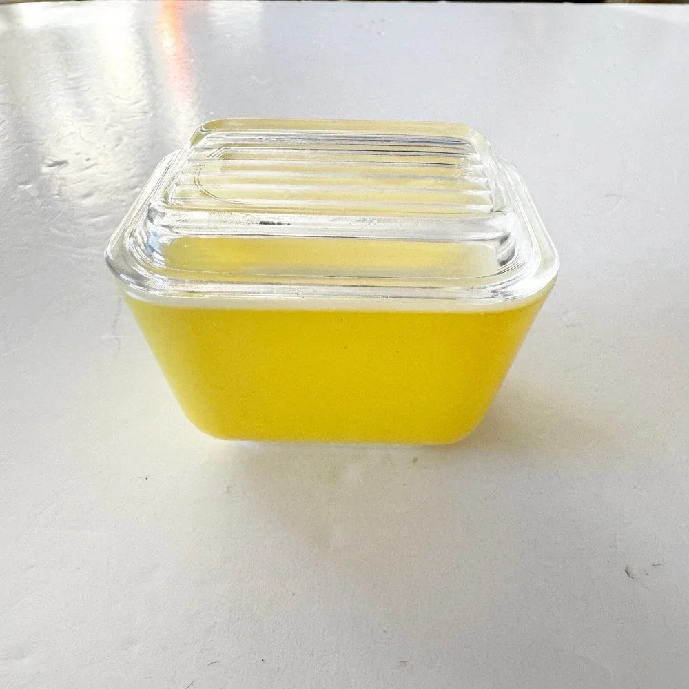 PYREX Bright Yellow 501 B 1 1/2 Cup Refrigerator Dish with Glass Lid Vintage